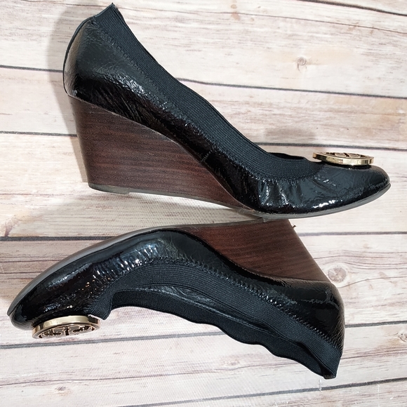 Tory Burch black patent logo Caroline wedge heels 7 - Picture 9 of 16